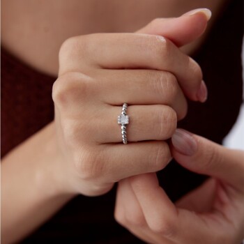 0.11 Ct Bagetli Sıra Top Elmas Yüzük - Siempre