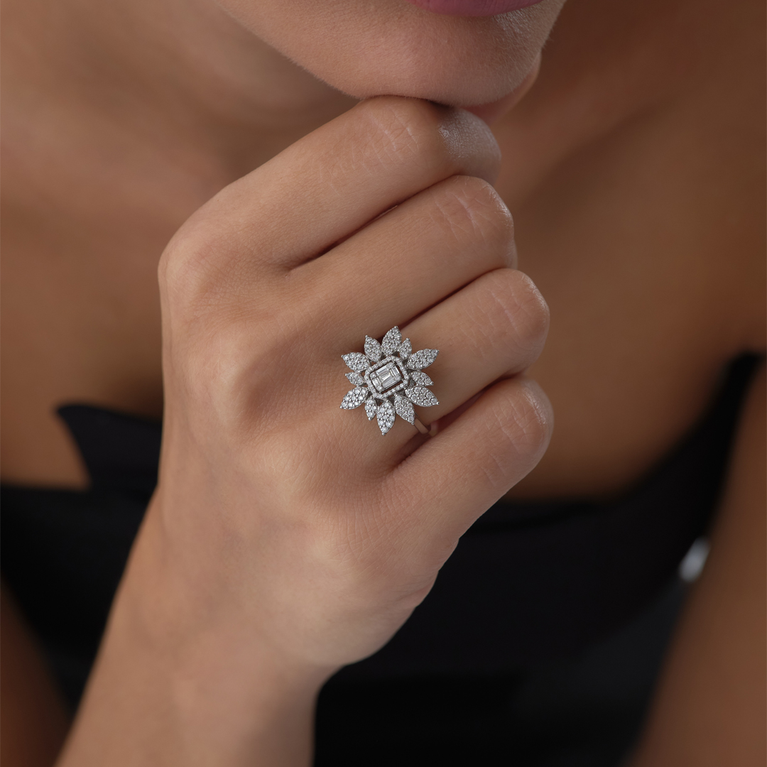 0.72 ct Bagetli Flower Pırlanta Yüzük - 1