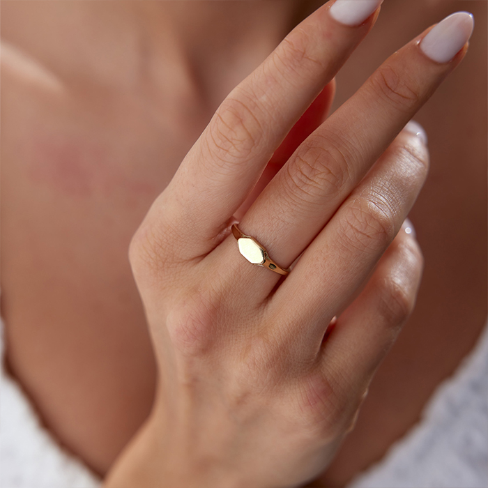 Altıgen Plaka Harf Yüzük - Rayna