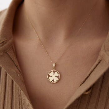 Burgulu Çerçevede Yonca Kolye - Ador