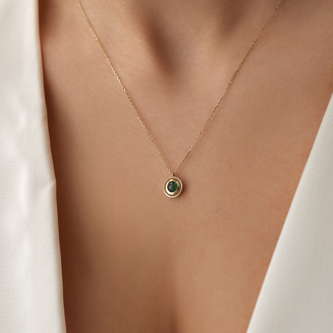 Çerçeveli Yeşil Merkez Taşlı Altın Kolye - 1