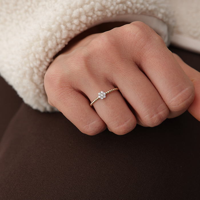 Çiçek Motifli Taşlı Minimal Altın Yüzük - Arden