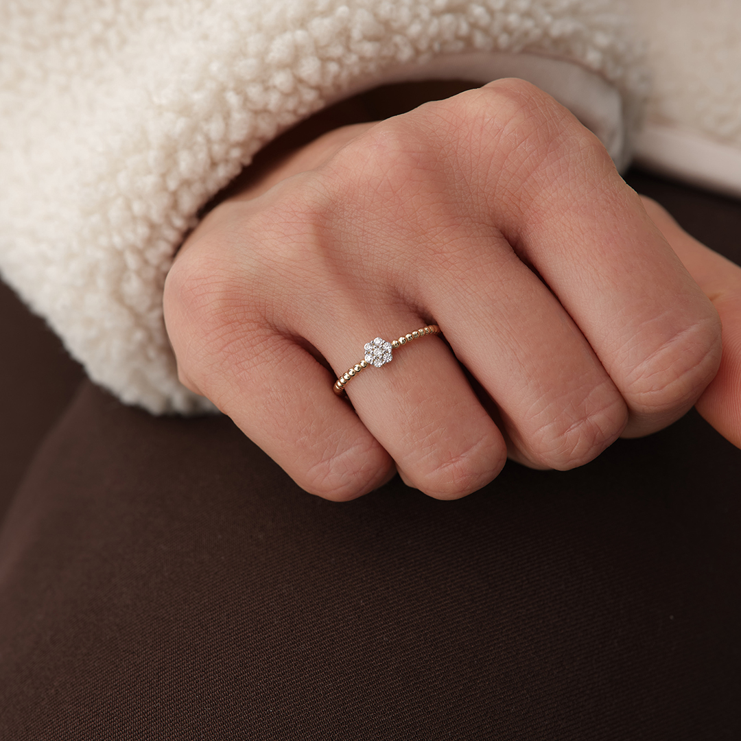 Çiçek Motifli Taşlı Minimal Altın Yüzük - 1