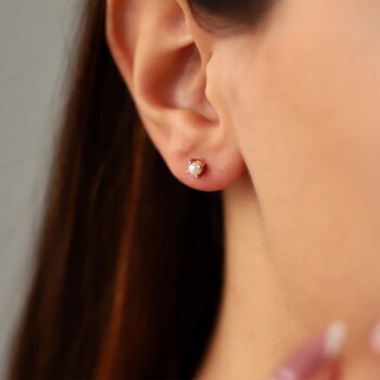 Dört Tırnaklı Vidalı İnci Küpe - Rayna