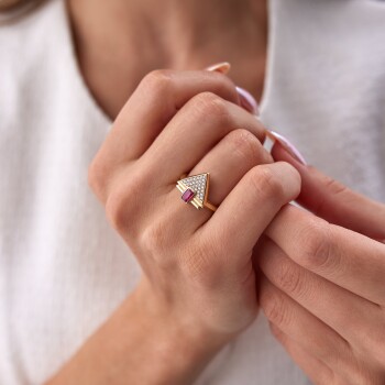 Fuşya Renk Taşlı Üçgen Tasarım Yüzük - Rayna (1)