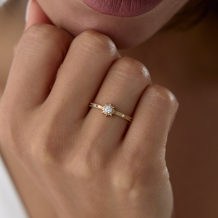 Güneş Görünümlü Tektaş Yüzük - Rayna