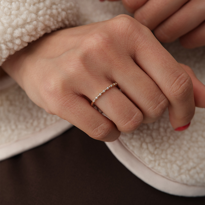 Işıltılı Minimal Sıralı Taşlı Altın Yüzük - Arden