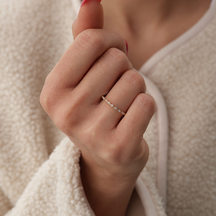 Işıltılı Minimal Sıralı Taşlı Altın Yüzük - Arden (1)