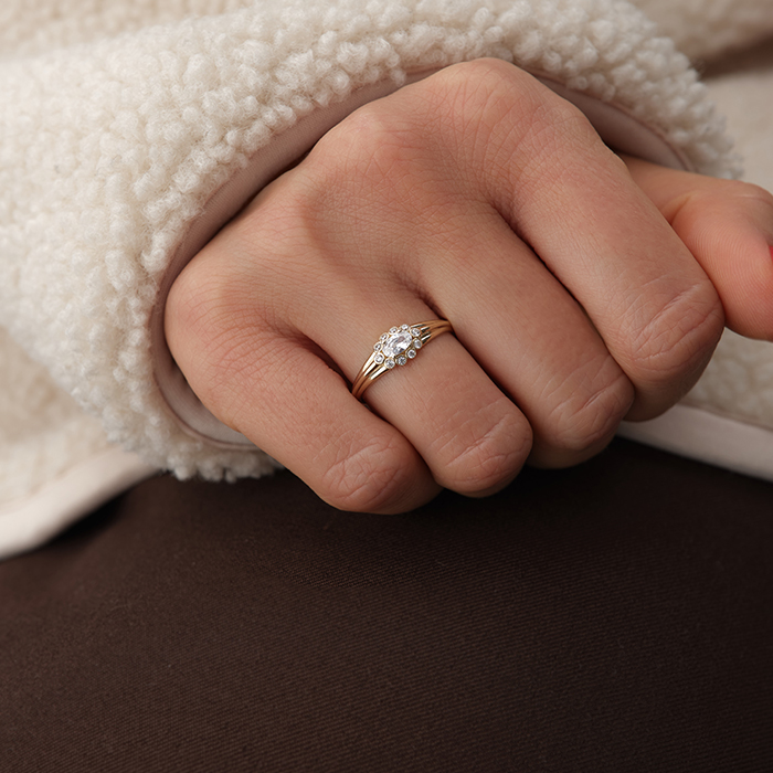 Minimal Taş Küme Detaylı Altın Yüzük - Cemart