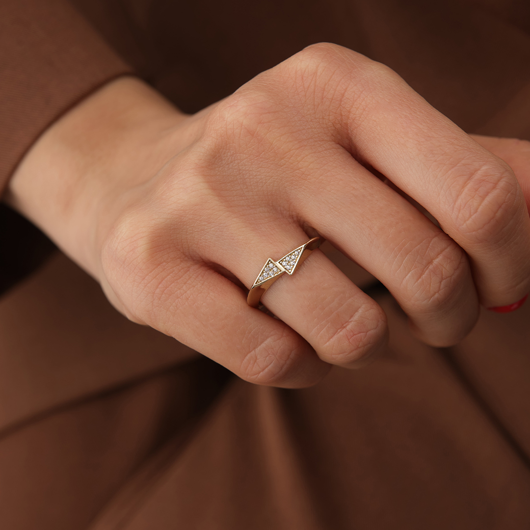 Minimal Üçgen Detaylı Taşlı Altın Yüzük - 1