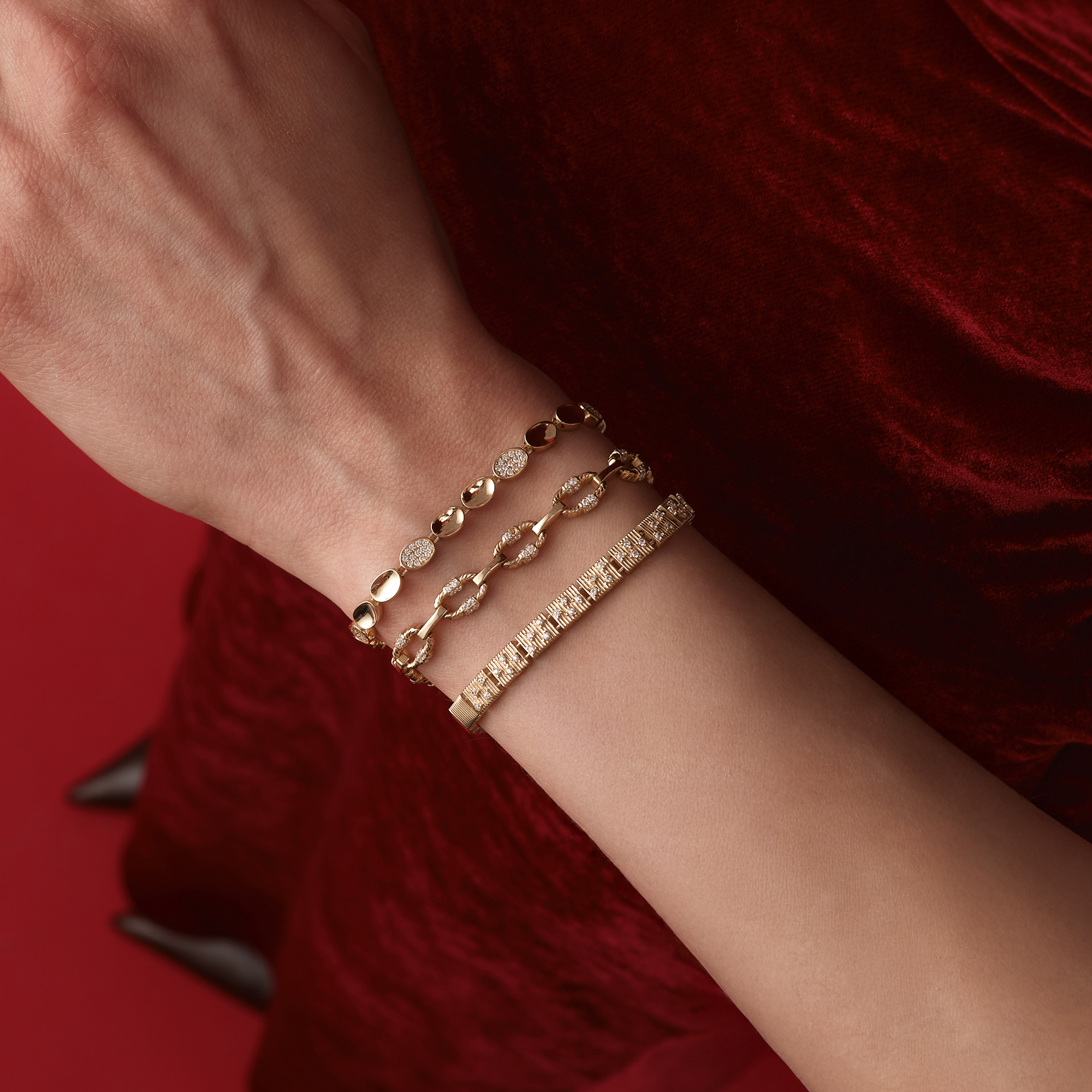 Pavé Taş Detaylı Halka Altın Bileklik - Rayna