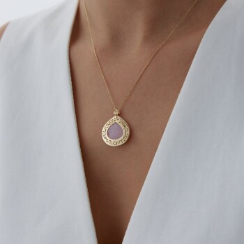 Pembe Taşlı Allah Yazı Detaylı Kolye - Özkonak (1)