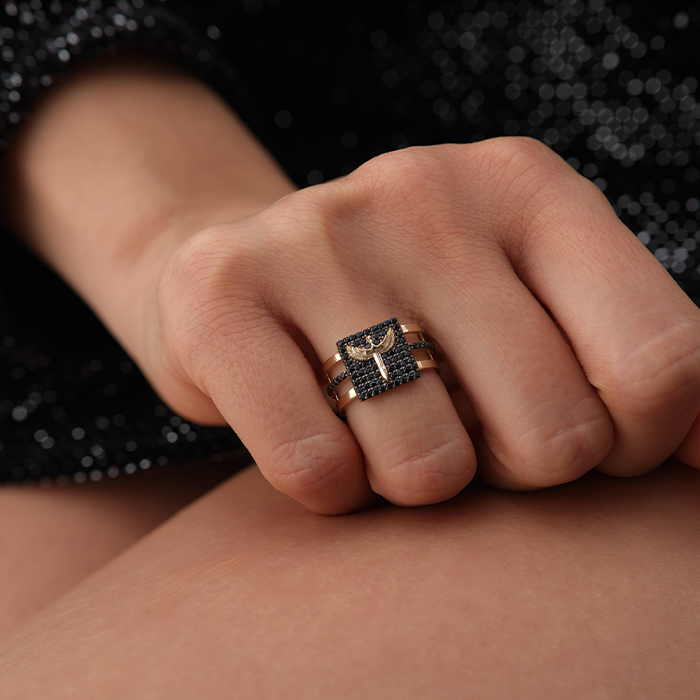 Siyah Taş Kaplamalı Geniş Altın Yüzük - Özer