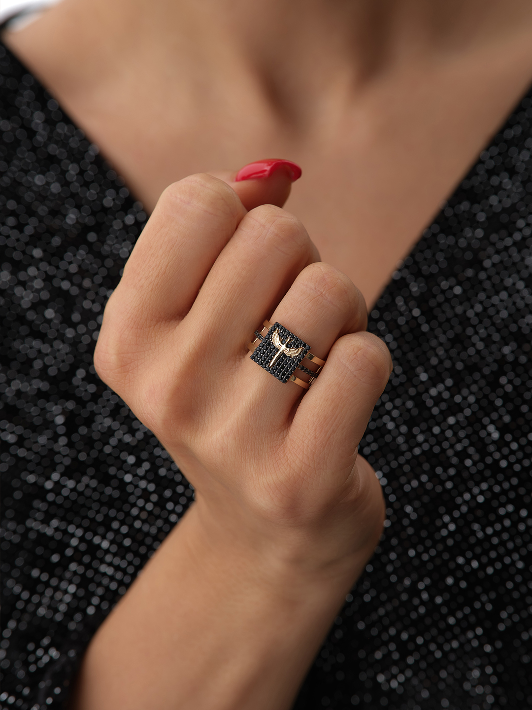 Siyah Taş Kaplamalı Geniş Altın Yüzük - 2