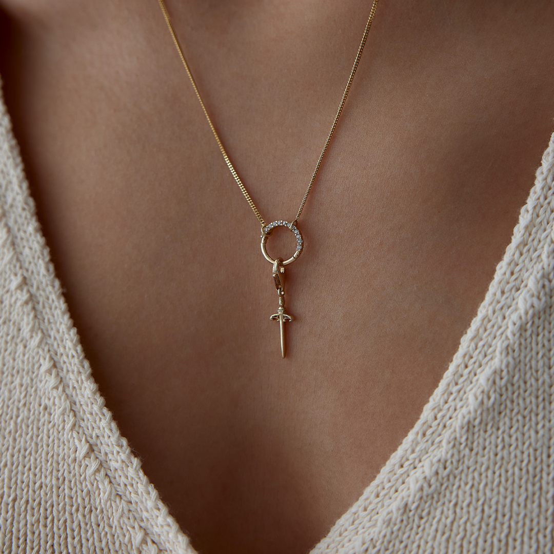 Yarım Tur Taşlı Charm Halkalı Kılıç Kolye - 1