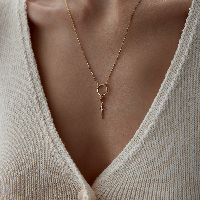 Yarım Tur Taşlı Charm Halkalı Kılıç Kolye - Alen (1)