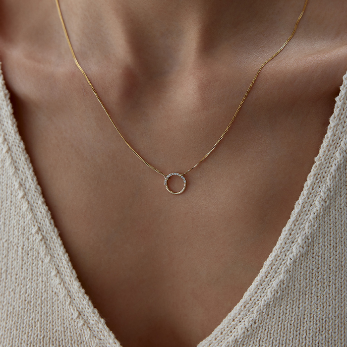 Yarım Tur Taşlı Charm Kolye - Alen