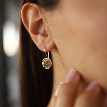 Yeşil Taşlı Sallantılı Gül Küpe - Özçelik