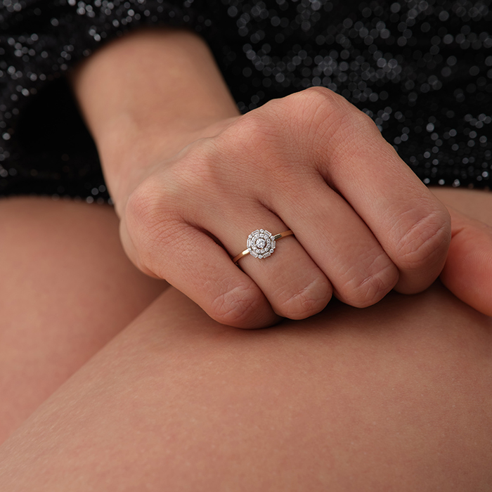 Yuvarlak Halo Taş Detaylı Altın Yüzük - Cemart